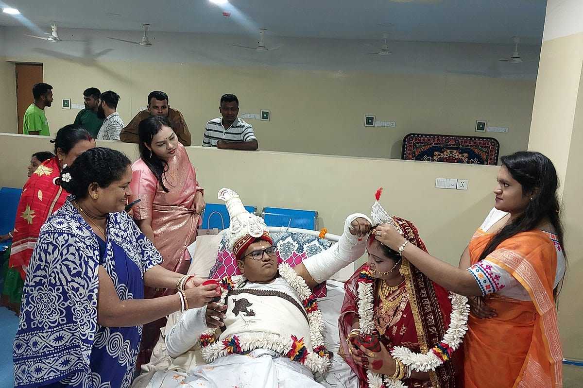 হাসপাতালে শয্যায় বসেই সম্পন্ন হলো বিয়ে, পাশে থাকলেন নববধূ